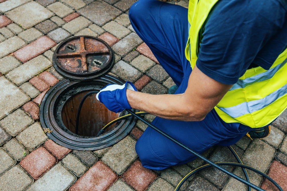 Image of a plumber repairing a sewer line in Los Angeles.